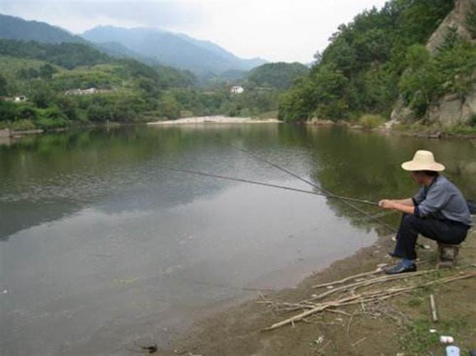 阴天天冷如何钓鱼，阴冷天气钓鱼